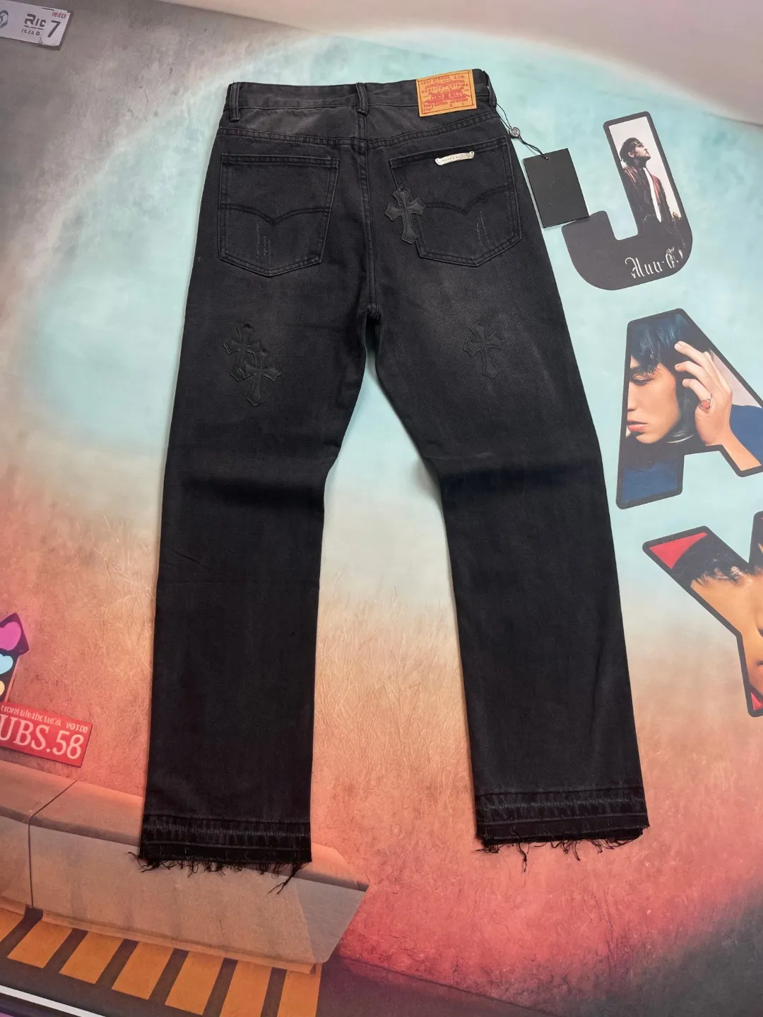 🅿️236 🔘Style No.-KL151 🔘Cro Heart𝐂𝐡𝐫𝐨𝐦𝐞 𝐇𝐞𝐚𝐫𝐭 Classic CH Cross Patch Leather Jeans [Black Black]* The top-notch heavy-duty washing water gives the denim a natural aged texture, making it softer and softer to the touch, and every fold is a filter of age. The calfskin cross is fully laser-cut, with neat lines like works of art, and high-grade matte edges. The distressed silver hardware has its own retro buff, and the buttons and zippers tell a story the more they are used. The straight silhouette is perfect for concealing your body, and the hips become wider and the legs become thicker in seconds. Pair it with short boots to make you look taller, or wear it with dad shoes for a lazy look. You can wear it casually with a white T-shirt and it will make you shine. From the leather to the wiring, everything is top-notch, and you can tell the texture at the first touch - it's not in the same dimension as the currency at all!  Size: S M L XL (28.30.32.34) Color: black with black, black with white, black with pink